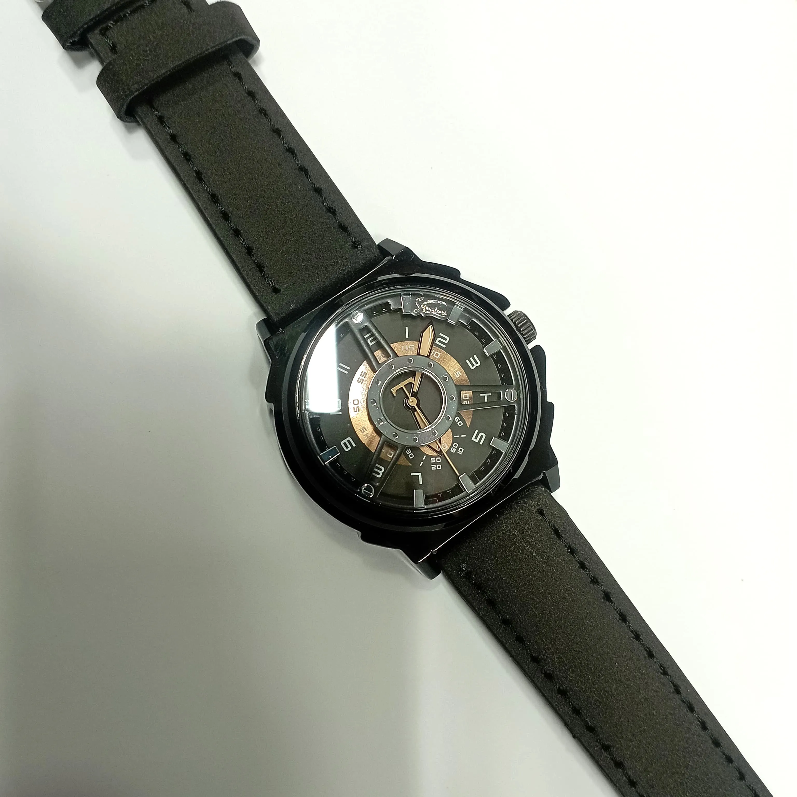 Signature Classic Men's Watch with Metal Body & Artificial Leather Strap (Black)